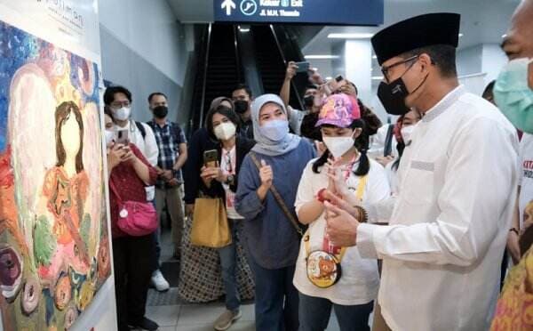 Sandiaga Uno Kagumi Lukisan Karya Anak Berkebutuhan Khusus yang Dipamerkan di Stasiun MRT Bundaran HI