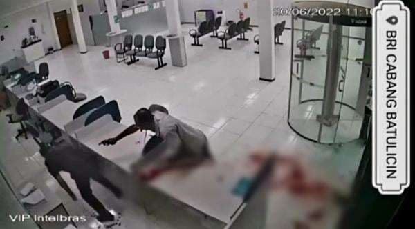 Viral Video Perampokan & Baku Tembak di BRI Batulicin, Cek Faktanya! Viral Video Perampokan & Baku Tembak di BRI Batulicin, Cek Faktanya!