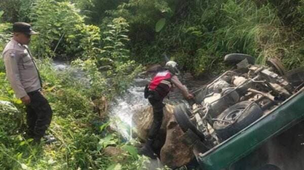 Roda Belakang Lepas, Mobil yang Ditumpangi Kakek dan 4 Cucu Terjun Jurang 50 Meter