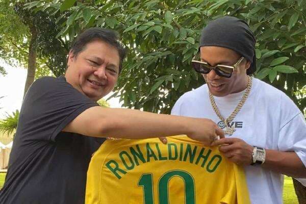 Ronaldinho Beri Jersey Brasil ke Airlangga Hartarto Ronaldinho Beri Jersey Brasil ke Airlangga Hartarto
