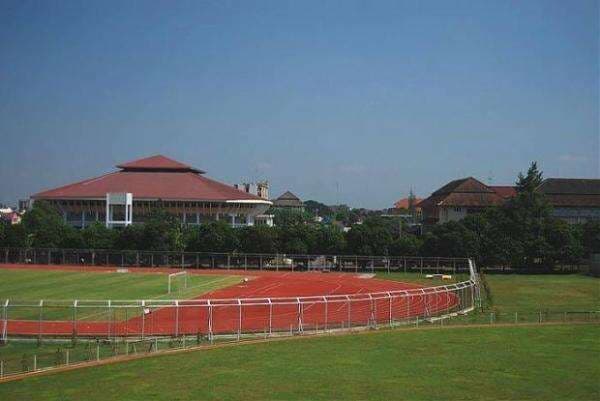 5 Universitas di Indonesia yang Memiliki Lapangan Sepak Bola Standar Nasional, Keren Banget 5 Universitas di Indonesia yang Memiliki Lapangan Sepak Bola Standar Nasional, Keren Banget