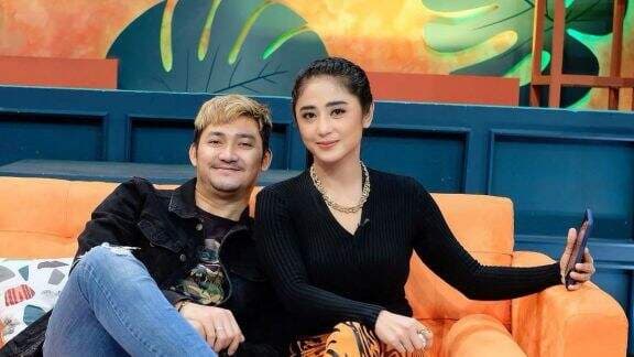 Angga Wijaya Beri Sindiran Menohok Usai Dewi Perssik Sebut Suaminya Hanya Jadi Teman Ranjang: Siapapun... Angga Wijaya Beri Sindiran Menohok Usai Dewi Perssik Sebut Suaminya Hanya Jadi Teman Ranjang: Siapapun...