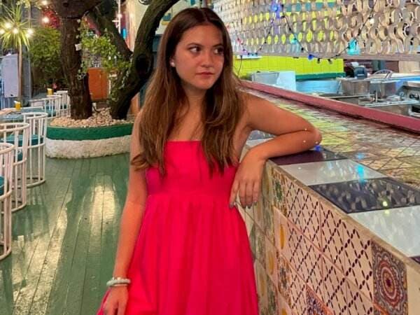 Marsha Aruan Pakai Dress Pink Joget TikTok di Bali, Netizen Salfok: Hati-hati Melorot