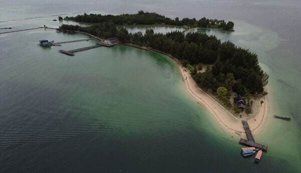 Pulau Bokori, Kawasan Wisata di Konawe Dikelilingi Pohon Cemara Berbaris Rapi