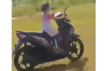 Viral Bocah Belajar Mengendarai Motor Tak Pakai Helm hingga Kaki Belum Sampai Viral Bocah Belajar Mengendarai Motor Tak Pakai Helm hingga Kaki Belum Sampai