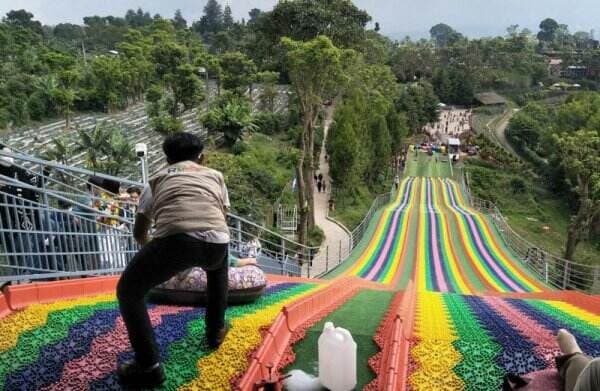 Wisata Uji Nyali Rainbow Slide di Lembang, Hadirkan Perosotan Raksasa yang Menegangkan