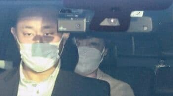 Mata Istri Shinzo Abe Berkaca-kaca Saat Antar Jenazah Suaminya Pulang ke Rumah Mata Istri Shinzo Abe Berkaca-kaca Saat Antar Jenazah Suaminya Pulang ke Rumah