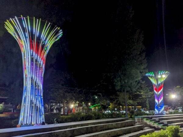 Unik! Taman di Madura, Punya Lampu Mirip di Gardens by the Bay Singapura