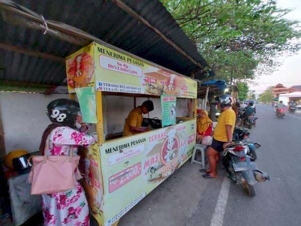 Terang Bulan Paling Murah, Martabak Manis Cuma Rp2 Ribu: Sampai Punya 14 Cabang! Terang Bulan Paling Murah, Martabak Manis Cuma Rp2 Ribu: Sampai Punya 14 Cabang!