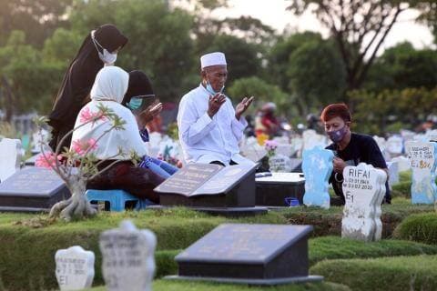 Hukum dan Doa Ziarah Kubur Lengkap Bahasa Arab, Latin, dan Artinya