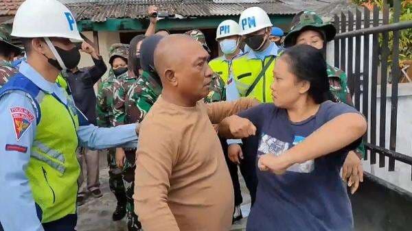 Tegang, Penertiban Rumah Dinas TNI AU di Surabaya Mendapatkan Perlawanan dari Penghuni Tegang, Penertiban Rumah Dinas TNI AU di Surabaya Mendapatkan Perlawanan dari Penghuni