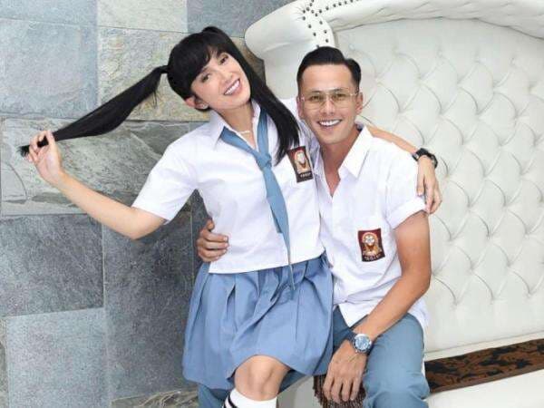 Ussy Rayakan Ultah ke-41 Bertabur Bintang Pakai Seragam SMA Bersama Beberapa Rekan Artis Ussy Rayakan Ultah ke-41 Bertabur Bintang Pakai Seragam SMA Bersama Beberapa Rekan Artis