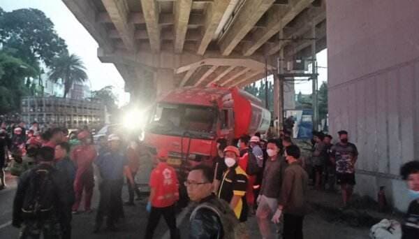 Truk Tangki Terlibat Kecelakaan Beruntun di Jalan Alternatif Cibubur, Pertamina: Pasokan BBM Tidak Ada Kendala