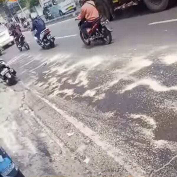 Minyak Tumpah di Jalan Dewi Sartika Ciputat, Pengendara Berjatuhan