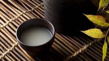 Mengenal Kuchikamizake, Sake Asal Jepang yang Pembuatannya Harus Dikunyah Gadis Terlebih Dahulu Mengenal Kuchikamizake, Sake Asal Jepang yang Pembuatannya Harus Dikunyah Gadis Terlebih Dahulu