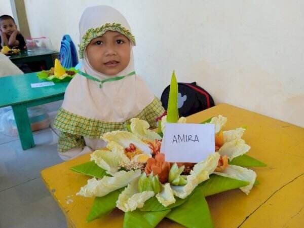 Gemas! Melihat Anak-anak Paud Lomba Hias Tumpeng, Tapi Emaknya yang Repot