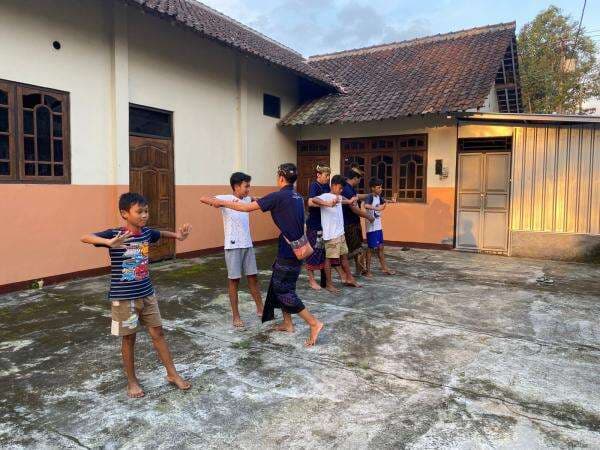 Kolaboratif, Mahasiswa KKN Kenalkan Tari Bali Gopala di Salatiga Kolaboratif, Mahasiswa KKN Kenalkan Tari Bali Gopala di Salatiga