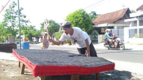 Warga Kemiren Banyuwangi Punya Tradisi Unik, Mepe atau Jemur Kasur Bisa Bikin Hubungan Rumah Tangga Awet, Kok Bisa?!