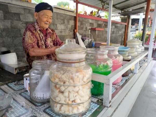 Jualan Es Campur Sejak Remaja hingga Bisa Naik Haji, Kisah Kakek Ini Mengandung Bawang!