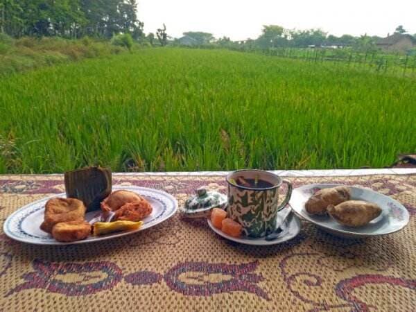 Mirip Kopi Klotok Yogya, Ini Pawon Gebyok Sajikan Menu Ndeso dengan Pemandangan Sawah