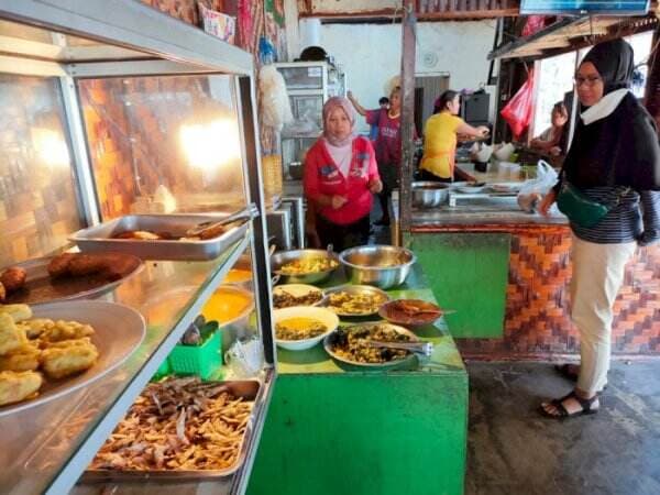 Jualan di Gang Sempit, Warung Nasi Ampok Mbak Sih Selalu Antre Panjang: Ini Rahasianya!