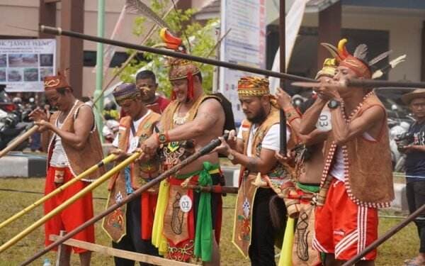 Senjata Sakti Suku Dayak yang Mematikan selain Mandau