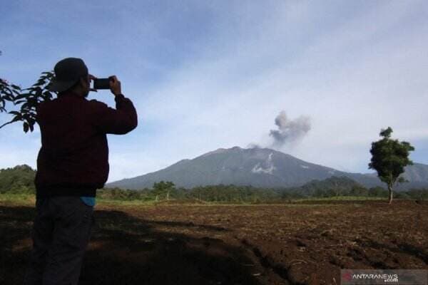 Gunung Raung Erupsi, Wisatawan Jangan Ke Kawah!