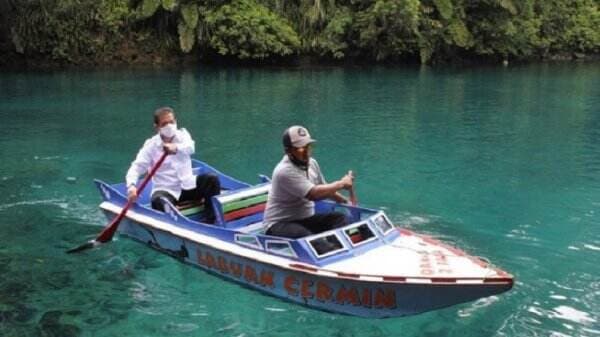 Fakta Unik Labuan Cermin, Panorama Air Danau Bening seperti Kaca