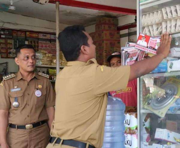 Pemcam Anjatan Indramayu Tempelkan 5000 Stiker Nomor Penting