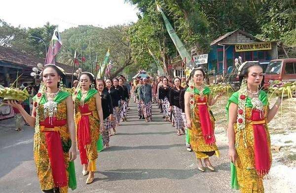 Daerah Yogya Detail Berita Sambut Malam 1 Suro, Warga Kemadang Gunungkidul Larung Kepala Kambing