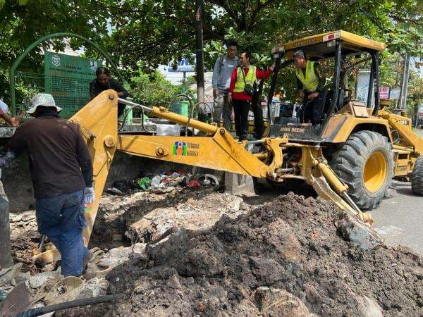 Pipa Jalan Sutoyo S Banjarmasin Bocor, 2 Kecamatan Terimbas! Pipa Jalan Sutoyo S Banjarmasin Bocor, 2 Kecamatan Terimbas!