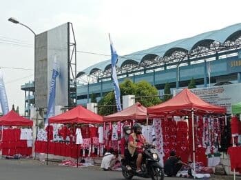 Jelang Timnas Indonesia U-16 vs Filipina di Piala AFF U-16 2022: Area Stadion Maguwoharjo Dipadati Pedagang Atribut Skuad Merah Putih Jelang Timnas Indonesia U-16 vs Filipina di Piala AFF U-16 2022: Area Stadion Maguwoharjo Dipadati Pedagang Atribut Skuad Merah Putih