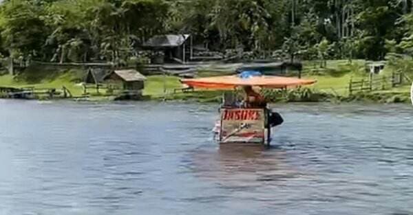 Viral, Pedagang Jasuke Jualan di Tengah Sungai, Siapa yang Beli?