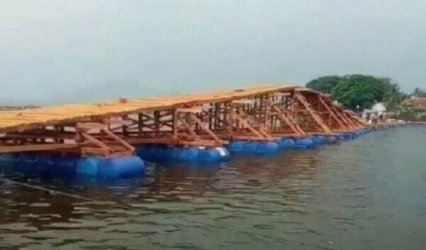 Keren! Ini Penampakan Jembatan Apung Terpanjang di Atas Waduk Cirata