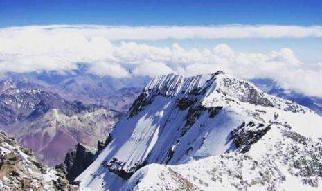 11 Gunung Tertinggi di Indonesia: Dari Salju Abadi di Papua Hingga Legenda Prabuwijaya di Pulau Jawa 11 Gunung Tertinggi di Indonesia: Dari Salju Abadi di Papua Hingga Legenda Prabuwijaya di Pulau Jawa