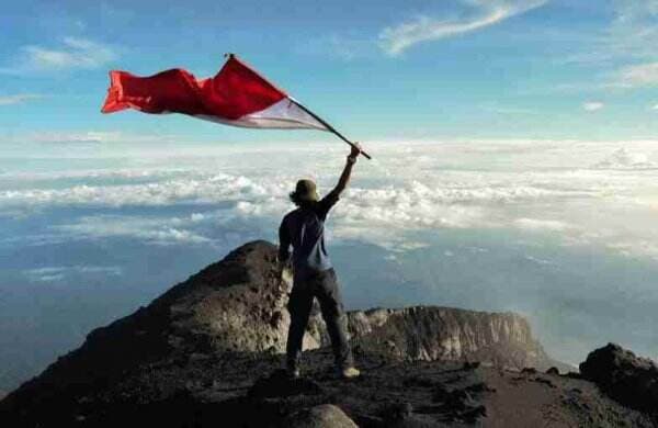 Rayakan Momen Hari Kemerdekaan dengan Mengibarkan Bendera Merah Putih di Puncak Gunung, Ini 5 Pilihannya