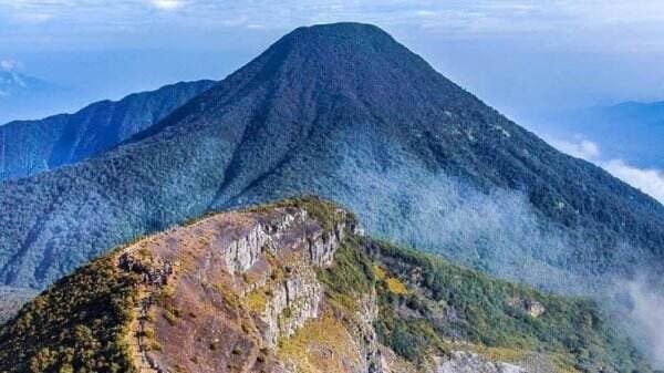 Heboh, Belasan Celana Dalam Pria dan Wanita Berserakan di Gunung Gede Pangrango