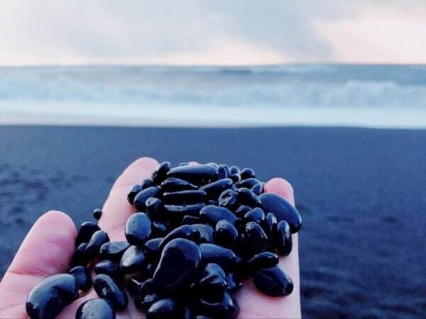 Bahaya! Jangan Pernah Berenang di Pantai Hitam Terindah di Dunia, Nyawa Taruhannya