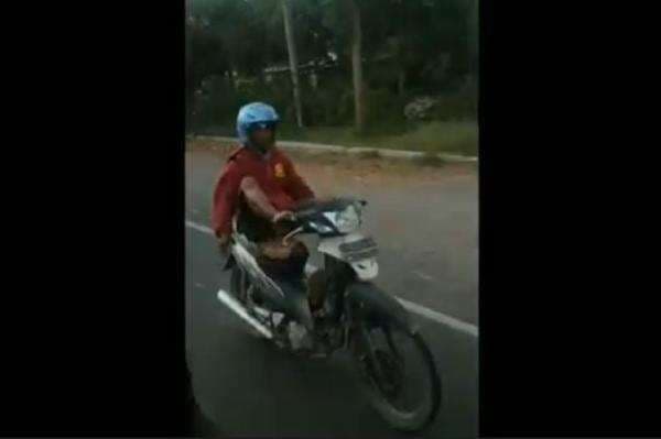 Ugal-ugalan di Jalur Pantura, Tukang Ojek Nyetir Motor Pakai Kaki Sambil Tiduran Ditangkap Polisi Ugal-ugalan di Jalur Pantura, Tukang Ojek Nyetir Motor Pakai Kaki Sambil Tiduran Ditangkap Polisi