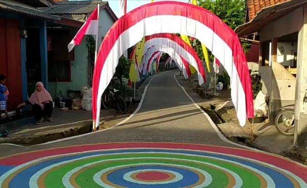 Jelang Hut RI Ke 77 Warga Antusias Hias Lingkungan Dengan Pernak-Pernik Hari Kemerdekaan Jelang Hut RI Ke 77 Warga Antusias Hias Lingkungan Dengan Pernak-Pernik Hari Kemerdekaan