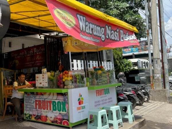 Warung Nasi Pedas Tersohor di Bali “Pindah” ke Makassar! Hitung Harga Menunya Pakai Kartu