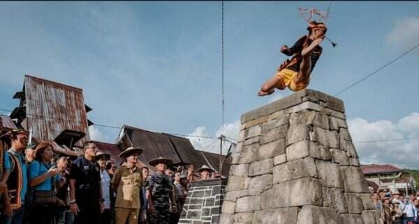 Tradisi Lompat Batu Nias Tradisi Lompat Batu Nias