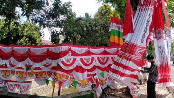 Menjelang 17 Agustus, Penjualan Bendera Merah Putih Di Jalan Jendral Sudirman Pekanbaru Meningkat