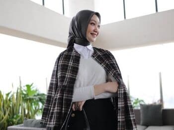 5 OOTD Hijab Cantik ke Kantor ala TikToker Vina Muliana, Simpel Tetap Modis!