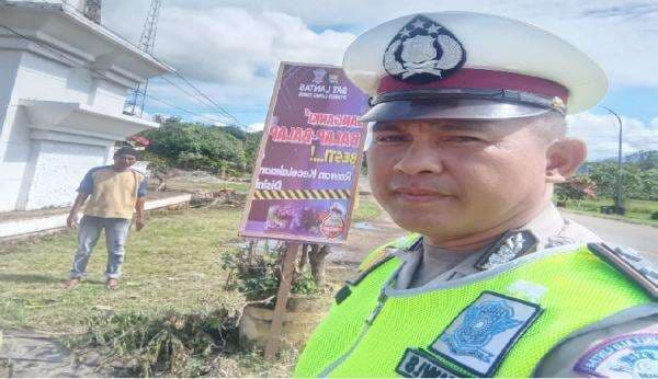 Tekan Kecelakaan, Satlantas Polres Luwu Timur Pasang Banner Unik di Jalan Tekan Kecelakaan, Satlantas Polres Luwu Timur Pasang Banner Unik di Jalan