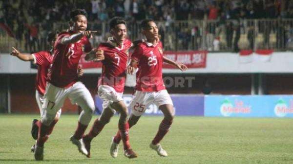 Timnas Indonesia Lolos Final Piala AFF U-16, Iwan Bule `Sungkem` ke Sosok Pemain Ini Timnas Indonesia Lolos Final Piala AFF U-16, Iwan Bule `Sungkem` ke Sosok Pemain Ini