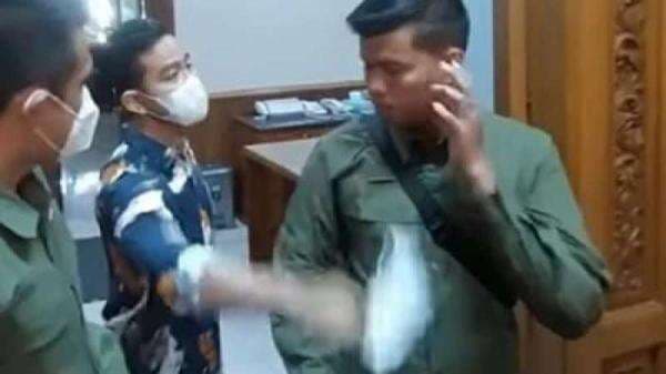 Gibran Dinilai Arogan usai Viral Copot Paksa Masker Paspamres, Tokoh NU Bilang Begini Gibran Dinilai Arogan usai Viral Copot Paksa Masker Paspamres, Tokoh NU Bilang Begini