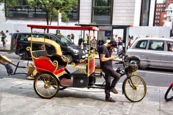 Apes! Naik Becak 10 Menit, Turis Ini Dikenakan Biaya Rp8,9 Juta Apes! Naik Becak 10 Menit, Turis Ini Dikenakan Biaya Rp8,9 Juta