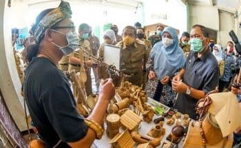 10 Kosakata Bahasa Sunda buat `Nawar` saat Belanja, Traveler <i>Kudu</i> Baca! 10 Kosakata Bahasa Sunda buat `Nawar` saat Belanja, Traveler <i>Kudu</i> Baca!