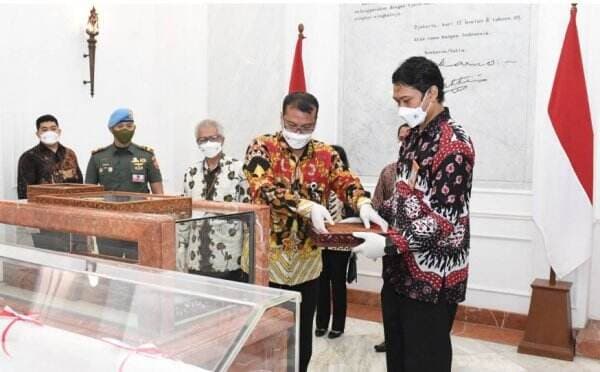 Teks Asli Proklamasi dan Bendera Pusaka Bersanding di Istana Merdeka